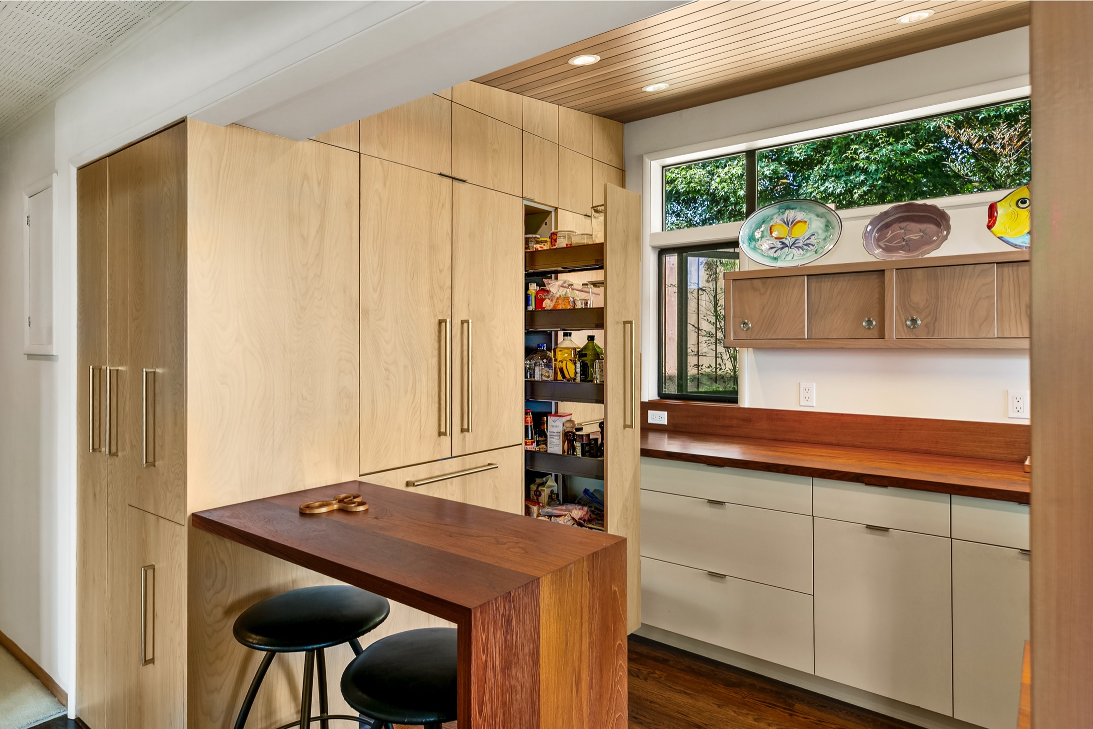 View Ridge kitchen with pantry wall, peninsula, and counter seating